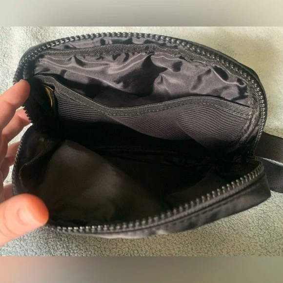 BottleRock Festival Fanny Pack Sling Crossbody Bag Poppy Honey Bear Guitar Wine - Picture 7 of 8